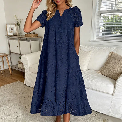 Weisses Sommerkleid mit Lochstickerei & V-Ausschnitt – Luftiges Damenkleid für Gartenpartys & Hochzeiten